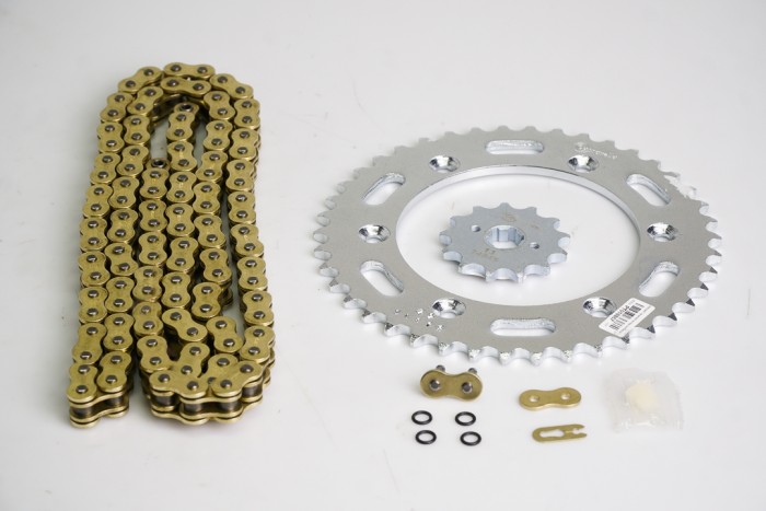 KIT CAJA CADENA - AKT TTR 125/150 6 HUECOS (PT42C-PD13C-520-H-112-C) DORADA O`RING CASSARELLA