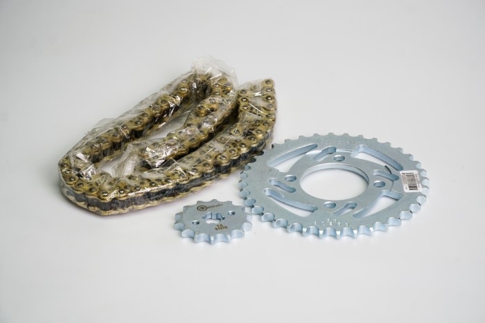 KIT CAJA CADENA - AKT 125 4 HUECOS (PT38C-PD15C-CA428--110-C) DORADA CASSARELLA