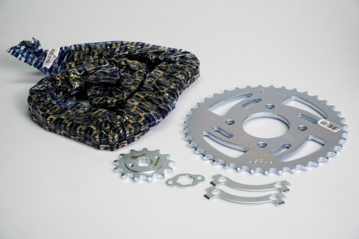 KIT CAJA CADENA - AKT TTR 200 4 HUECOS (PT39C - PD13C- CA520-H-110C) DORADA  CASSARELLA