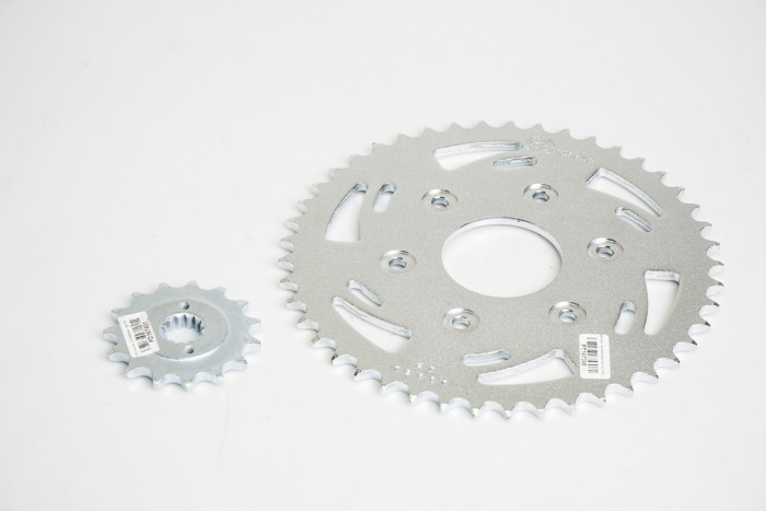 KIT PIÑONES - DOMINAR 400 6 HUECOS (PT45C-PD15C-PASO 520) CASSARELLA