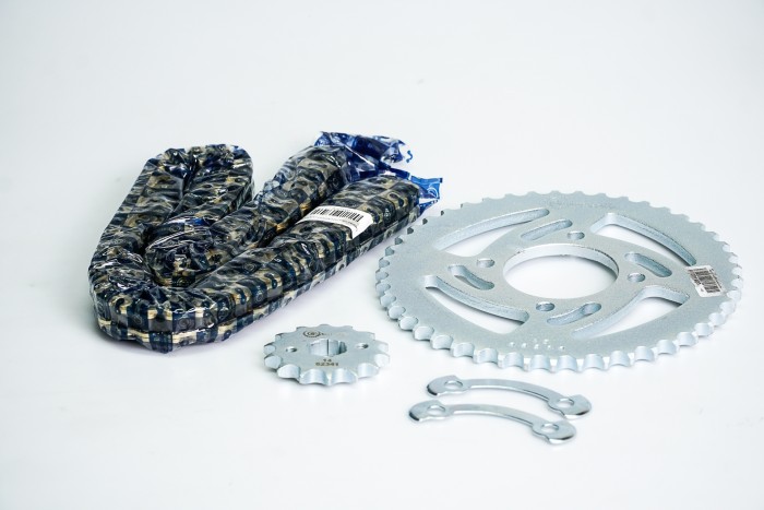 KIT CAJA CADENA - AKT EVO NE 125/150 FORCE  4 HUECOS (PT45C-PD14C-428-H-132-C) DORADA CASSARELLA