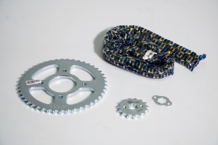 KIT CAJA CADENA - GIXXER 150 4 HUECOS (PT45C - PD15C - 428 - H -132C) DORADA CASSARELLA