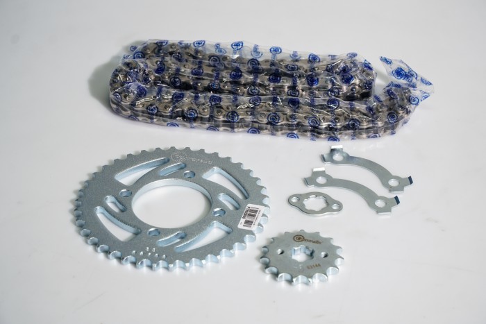 KIT CAJA CADENA - AKT NKD 125 4 HUECOS (PT38C-PD15C-CA428-H-132-C) DORADA CASSARELLA