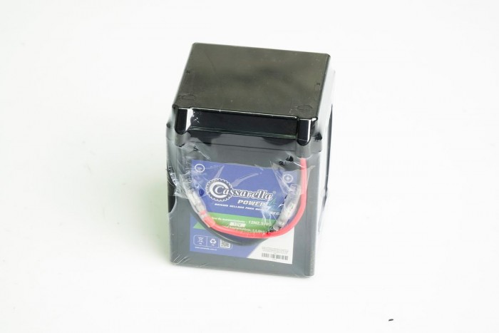 BATERIA CASSARELLA 12N2.5-BS AKT: AK100S BAJAJ: BOXER 100 TITANIUM, BOXER BM100 CLASSIC, BOXER CT 100, BOXER S, DISCOVER 125,PLATINO 100. HERO: ECO100, SPLENDOR NXG. HONDA: XL125, XLR 125, (405)