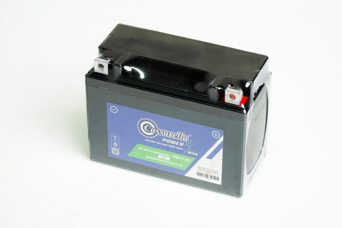 BATERIA CASSARELLA 12N6.5-BS AKT AK125-150-TT, TONGKO TK 100 ST- 110 ATV - 125 ST; VICTORY: MRX 150 (2020), MACH 110, ONE ST 110, COMBAT 125. KYMCO: JETIX 125AKT: AK125 NKDR, AK125S , AK NKD(405)