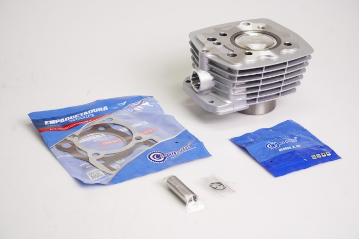 KIT CILINDRO COMPLETO CON PISTON CASSARELLA AKT125SL/125NKD/125SPORT/125TT/CG125 BULON 15MM PISTON 56,5MM PLATA (490C)