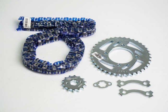 KIT CAJA CADENA - AKT NKD 125 4 HUECOS (PT38C-PD14C-428--120-C) NIQUELADA CASSARELLA