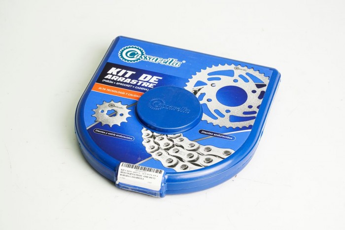 KIT CAJA CADENA - AKT FLEX 125 4 HUECOS (PT34-PD13C-428H-104-C) DORADA CASSARELLA