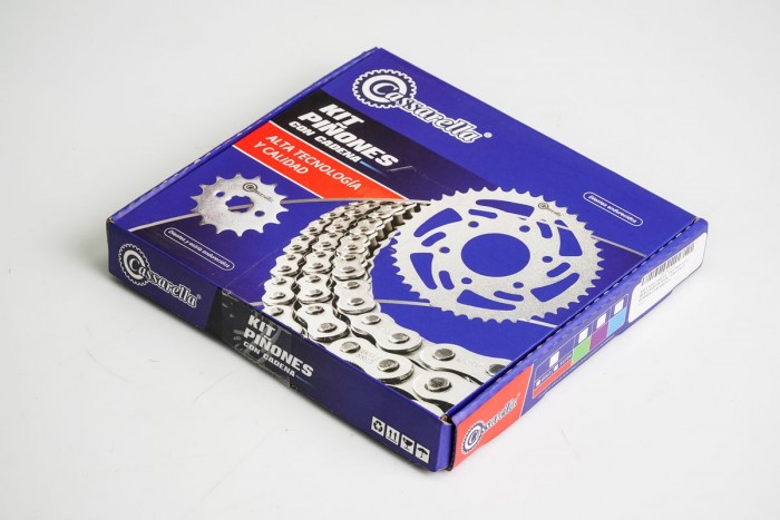 KIT CAJA CADENA - AKT NKD 125 4  HUECOS (PT38-PD14C-428H-120-C) DORADA CASSARELLA