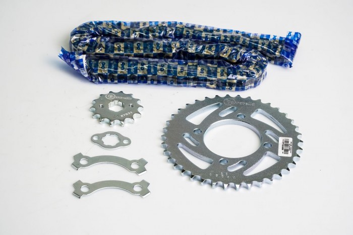 KIT CAJA CADENA - AKT NKD 125 4  HUECOS (PT38-PD14C-428H-120-C) DORADA CASSARELLA