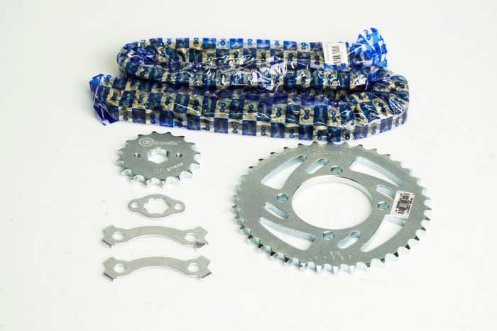 KIT CAJA CADENA - AKT NKD 125 4 HUECOS (PT38-PD16C-428H-124-C) DORADA CASSARELLA