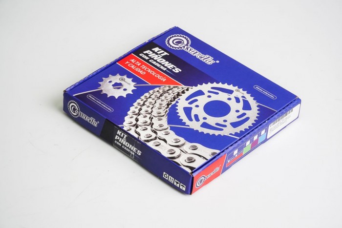 KIT CAJA CADENA - AKT NKD 125 4 HUECOS (PT38C-PD15C-CA428-H-132-C) NIQUELADA CASSARELLA