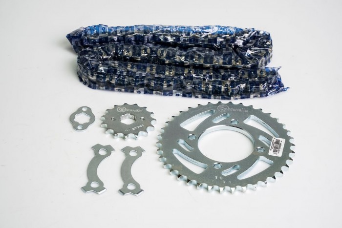 KIT CAJA CADENA - AKT NKD 125 4 HUECOS (PT38C-PD15C-CA428-H-132-C) NIQUELADA CASSARELLA