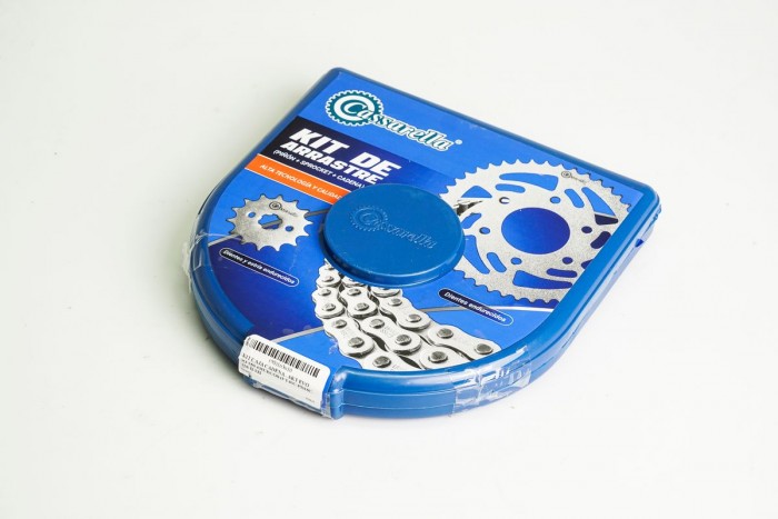 KIT CAJA CADENA - AKT EVO R3 150 4 HUECOS (PT40C-PD15C-428-H-132-C) DORADA CASSARELLA