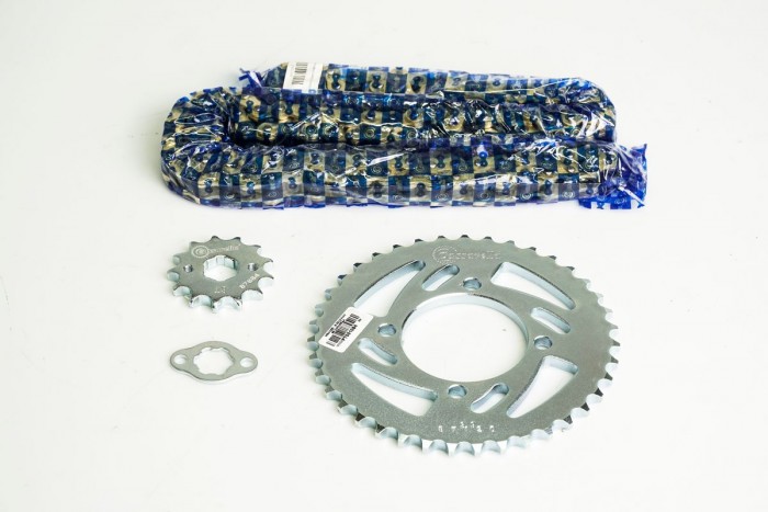 KIT CAJA CADENA - AKT NKD 125 4 HUECOS (PT39C-PD13C-428--124-C) DORADA CASSARELLA