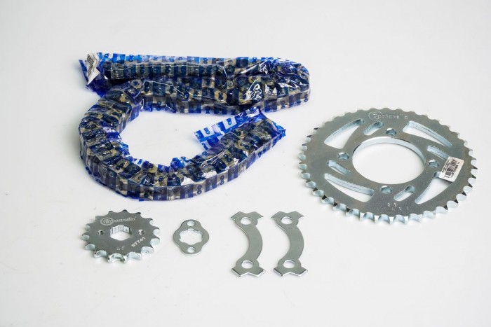 KIT CAJA CADENA - AKT SL 125 4 HUECOS (PT38C-PD15C-428-H-110-C) DORADA CASSARELLA