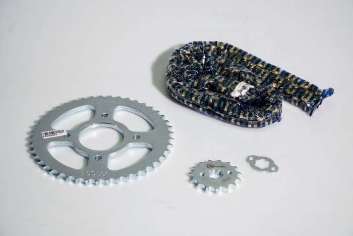 KIT CAJA CADENA - GIXXER 150 4 HUECOS (PT45C - PD15C - 428 - H -132C) DORADA CASSARELLA