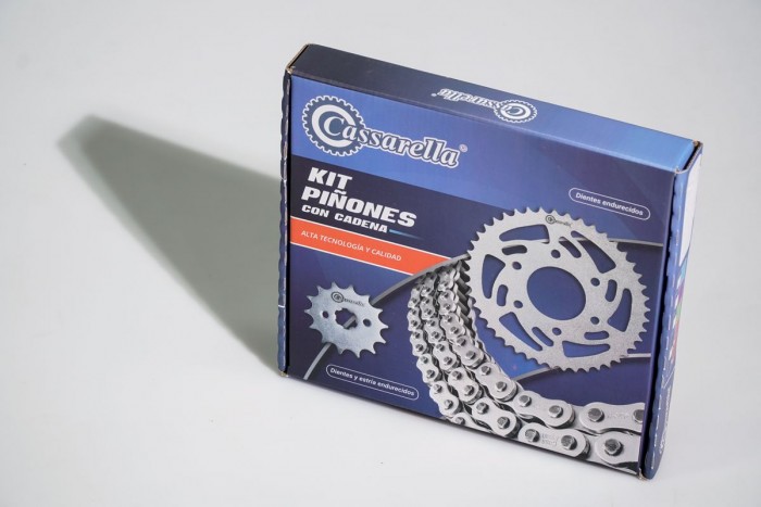 KIT CAJA CADENA - AKT NKD 125 4 HUECOS (PT38C-PD15C-CA428-H-132-C) DORADA CASSARELLA