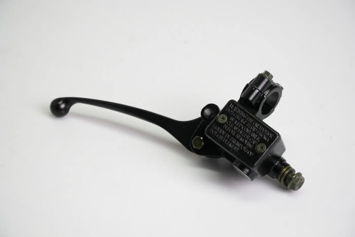 BOMBA FRENO DELANTERA CASSARELLA AKT125 SLR/NKDR/AKT EVO125/150 NE CON MANIGUETA