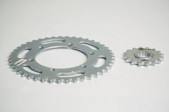 KIT PIÑONES - XR 150 L 6 HUECOS (PT49C-PD15C- 428) CASSARELLA